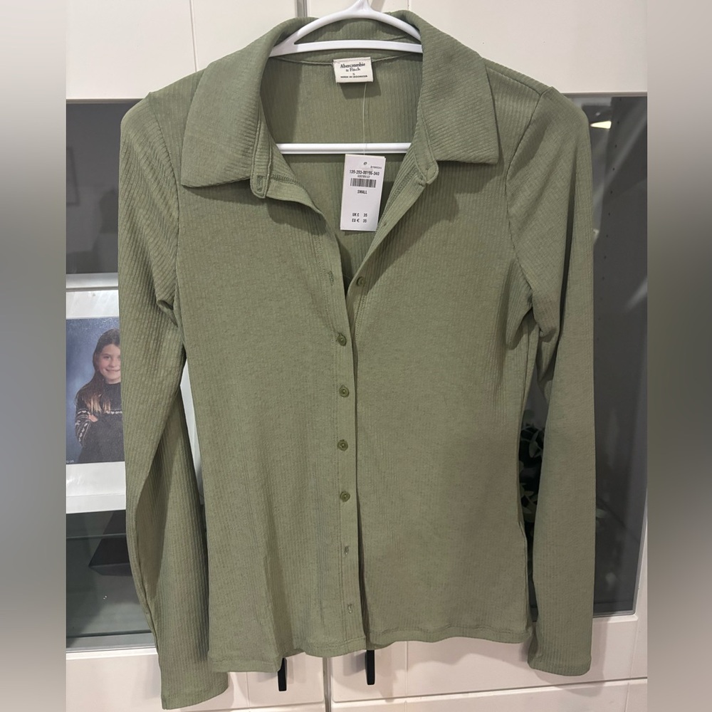NWT small shear Abercrombie button up shirt!